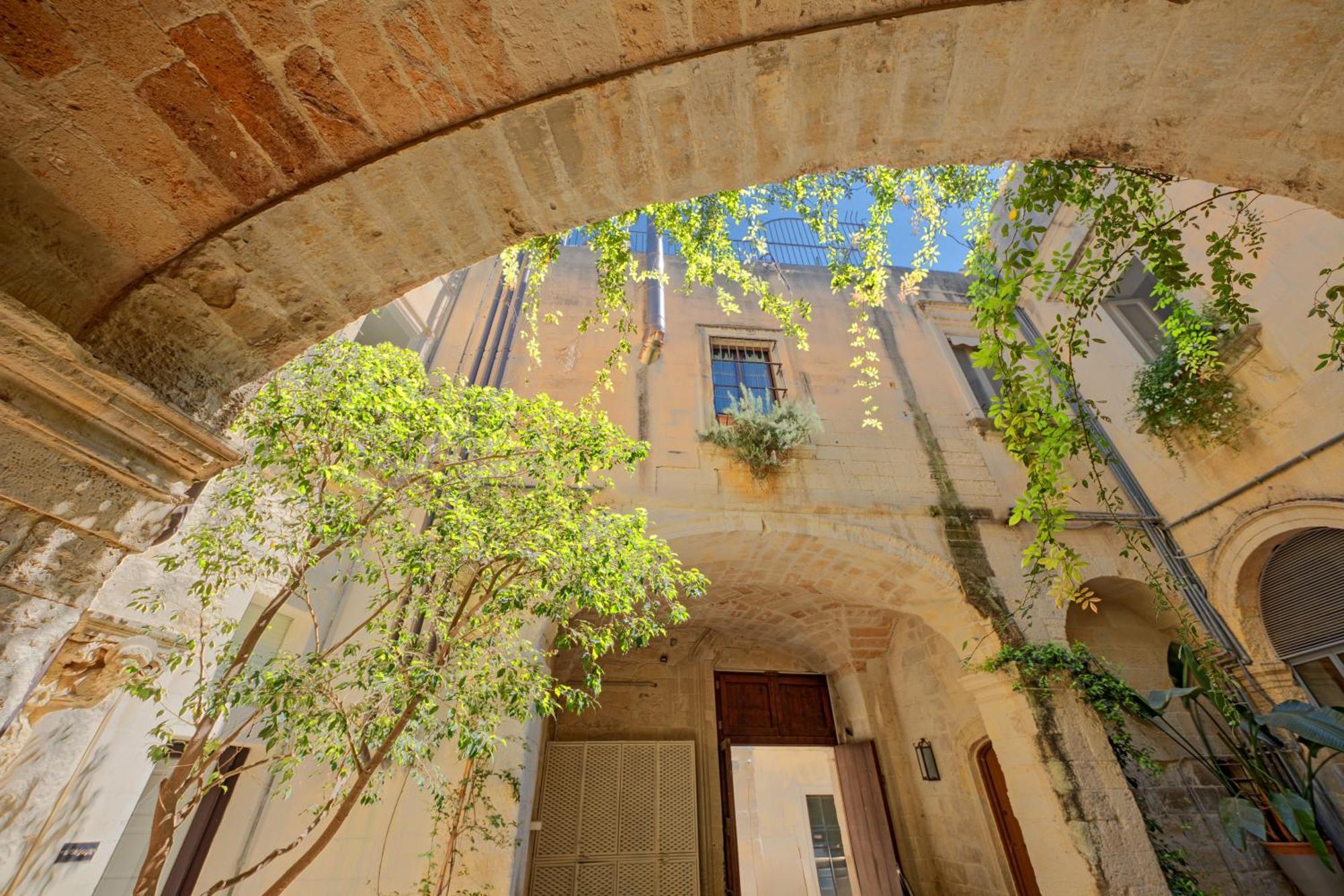 Bed and Breakfast Palazzo Persone Dimora Storica Lecce Exterior foto