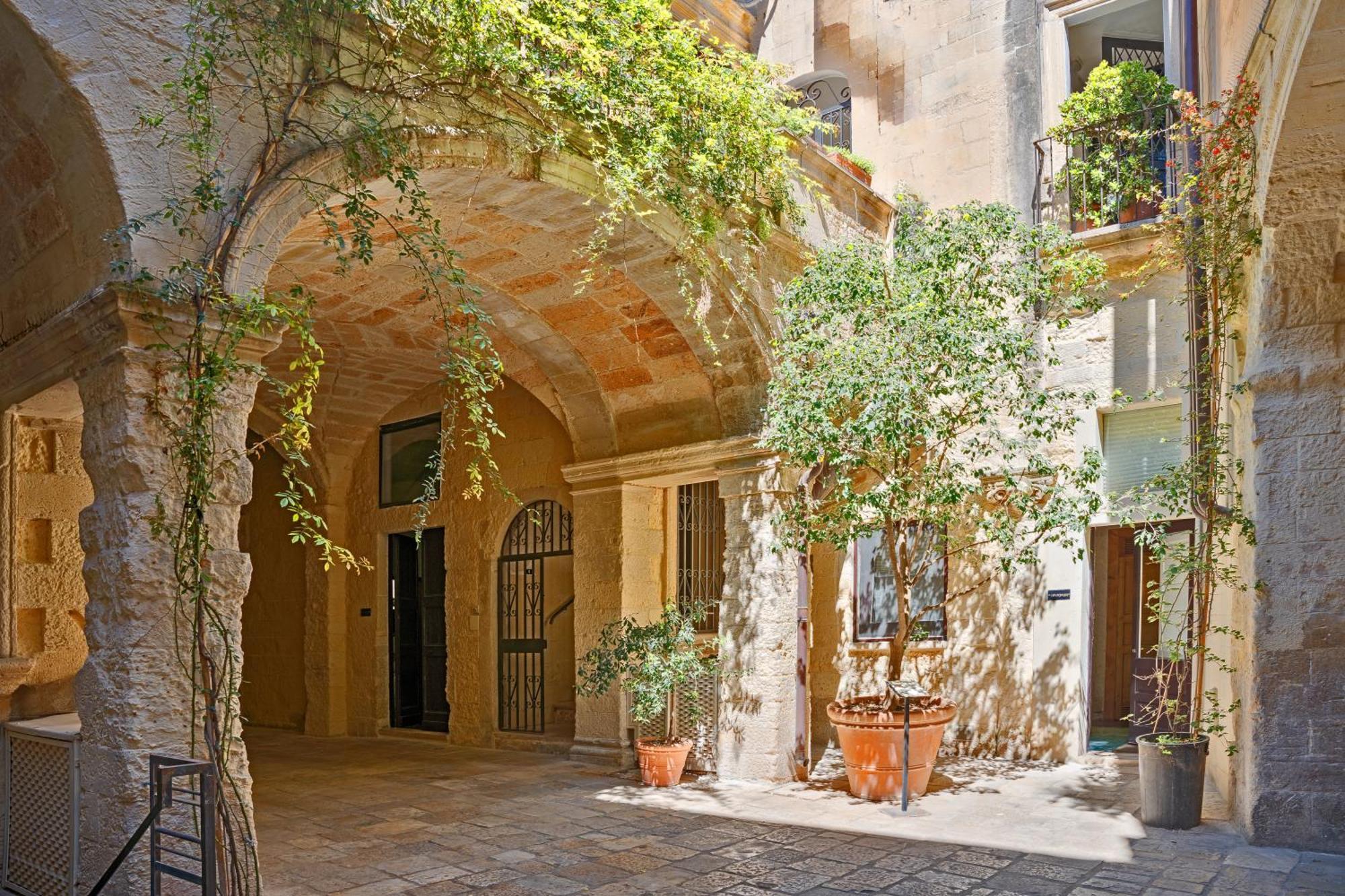 Bed and Breakfast Palazzo Persone Dimora Storica Lecce Exterior foto